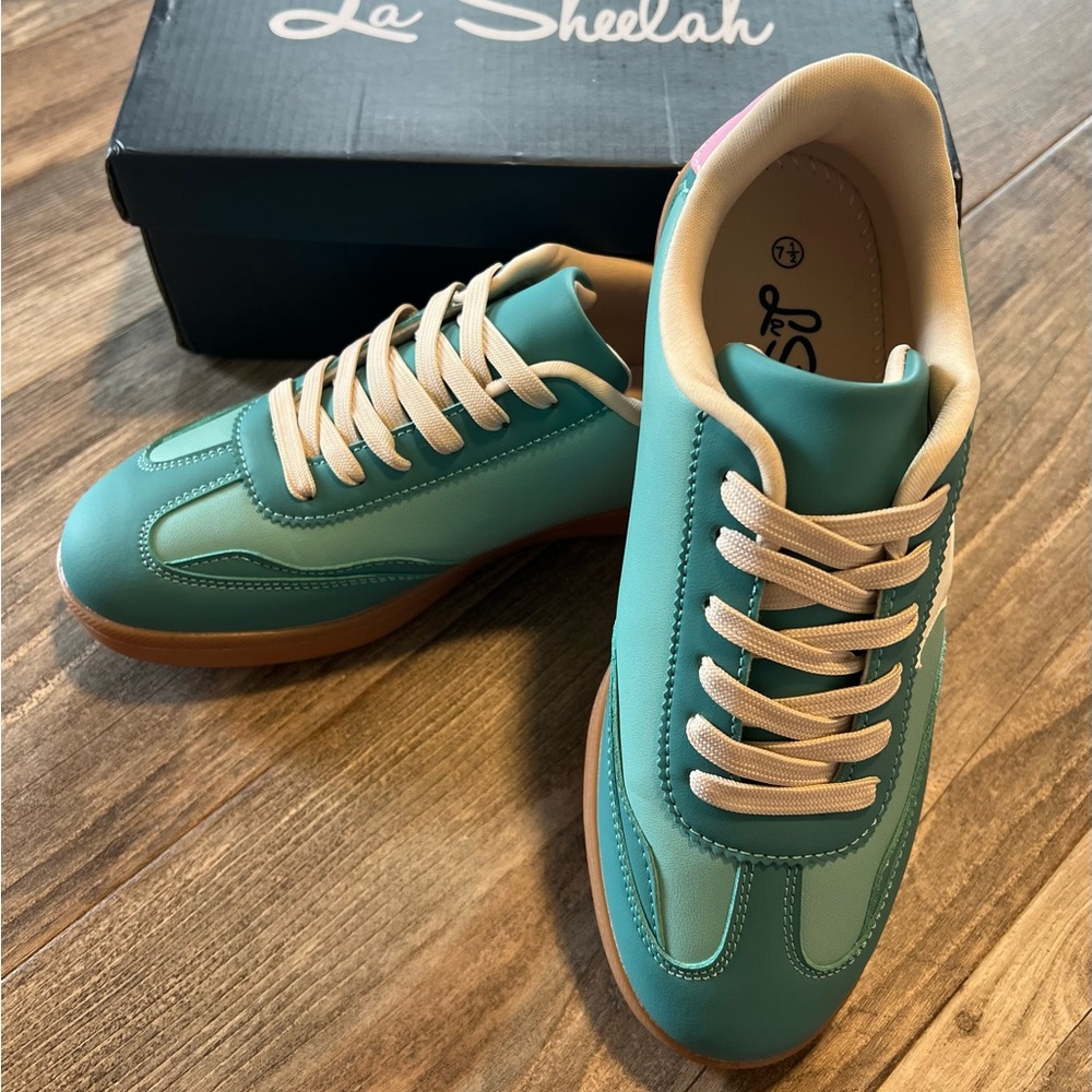 NEW Women’s Sneakers Sz 7.5